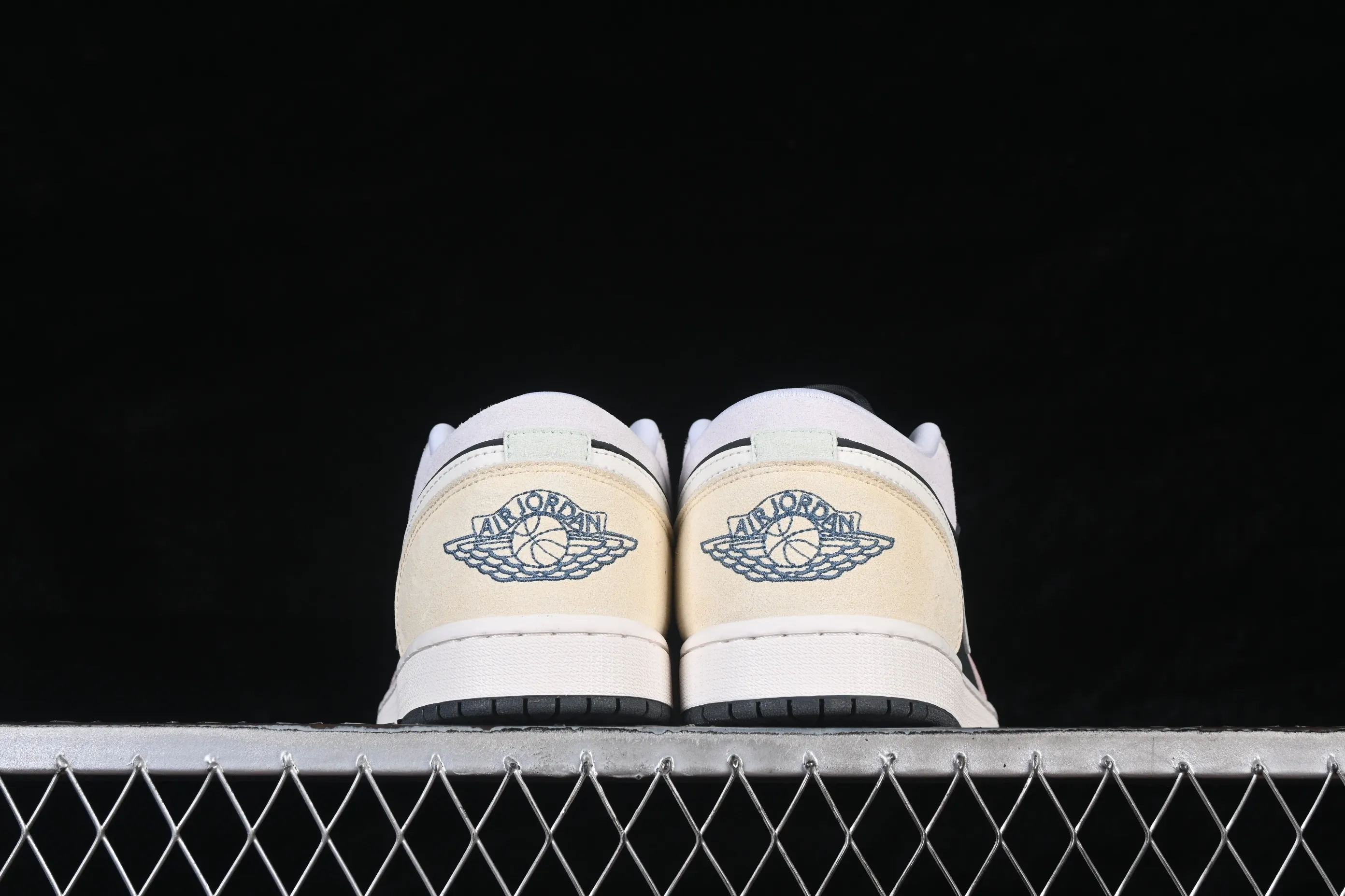 All categories Air Jordan Jordan series basketball shoes Air Jordan 1 Low Air Jordan 1 Low AJ1 Joe 1 black and white pink low-top retro cultural basketball shoes IB7109-004